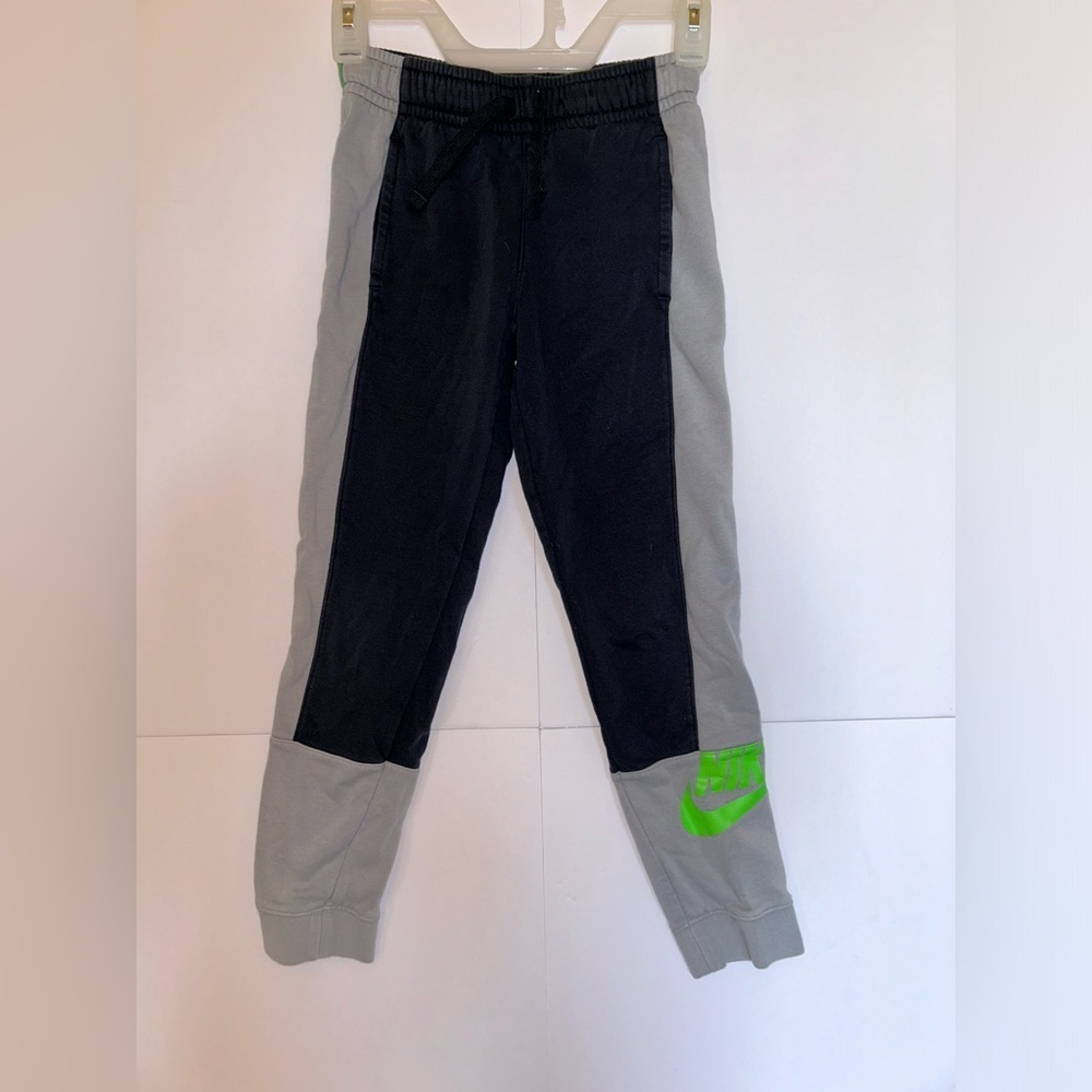 Nike Sportswear AmplifyBig Kids' (Boys') Pants size small